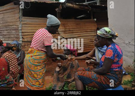 210925 -- ACCRA, 25. September 2021 -- Women Drink Noni Juice, hergestellt von einem lokalen Unternehmen in Dodome, Volta Region, Ghana, 10. September 2021. Lokale Unternehmen spenden kostenlose organische Insektenschutzmittel an die Einheimischen, einige für das Abwischen auf dem Körper und andere für das Brennen in ihren Räumen, um Angriffe von den Phlebotominen Sandfliegen abzuwehren, die schwere Hautläsionen und parasitäre Leishmaniasis-Infektionen verursachen können. Außerdem spenden sie zertifizierte Nahrungsergänzungsmittel, die aus der Noni-Pflanze hergestellt werden, an die Einheimischen als Immunverstärker gegen Infektionen durch Insektenstiche. ZU DIESEM Feature: Ghanaische Bauerngemeinden Grappl Stockfoto