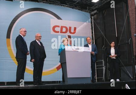 210925 -- AACHEN, 25. September 2021 -- Bundeskanzlerin Angela Merkel C hält eine Rede während einer Wahlkundgebung der CDU zur Bundestagswahl in Aachen, 25. September 2021. Foto von /Xinhua DEUTSCHLAND-AACHEN-CDU-WAHLKAMPF TangxYing PUBLICATIONxNOTxINxCHN Stockfoto