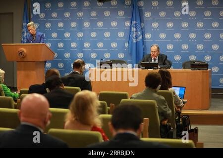 210925 -- VEREINTEN NATIONEN, 25. September 2021 -- der russische Außenminister Sergej Lawrow R, Rear nimmt am 25. September 2021 an einer Pressekonferenz im UN-Hauptquartier in New York Teil. Der politische Prozess in Afghanistan kann nicht ohne die Zusammenarbeit der Taliban erreicht werden, sagte der russische Außenminister Sergej Lawrow am Samstag auf einer Pressekonferenz im UN-Hauptquartier in New York. UN-RUSSLAND-FM-PRESSEKONFERENZ XiexE PUBLICATIONxNOTxINxCHN Stockfoto