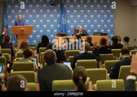 210925 -- VEREINTEN NATIONEN, 25. September 2021 -- der russische Außenminister Sergej Lawrow R, Rear nimmt am 25. September 2021 an einer Pressekonferenz im UN-Hauptquartier in New York Teil. Der politische Prozess in Afghanistan kann nicht ohne die Zusammenarbeit der Taliban erreicht werden, sagte der russische Außenminister Sergej Lawrow am Samstag auf einer Pressekonferenz im UN-Hauptquartier in New York. UN-RUSSLAND-FM-PRESSEKONFERENZ XiexE PUBLICATIONxNOTxINxCHN Stockfoto