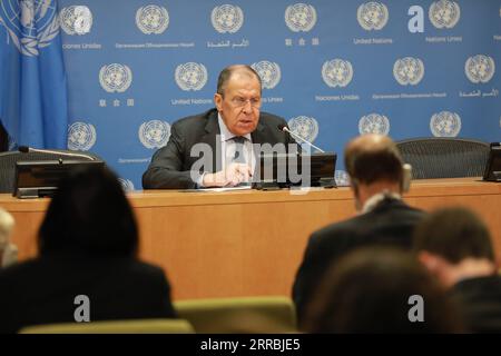 210925 -- VEREINTEN NATIONEN, 25. September 2021 -- der russische Außenminister Sergej Lawrow Rear nimmt am 25. September 2021 an einer Pressekonferenz im UN-Hauptquartier in New York Teil. Der politische Prozess in Afghanistan kann nicht ohne die Zusammenarbeit der Taliban erreicht werden, sagte der russische Außenminister Sergej Lawrow am Samstag auf einer Pressekonferenz im UN-Hauptquartier in New York. UN-RUSSLAND-FM-PRESSEKONFERENZ XiexE PUBLICATIONxNOTxINxCHN Stockfoto