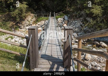 Hängebrücke über einen Gebirgsfluss in der Natur Stockfoto