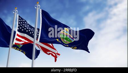 Die Staatsflagge von Kansas und die amerikanische Flagge wehen an klaren Tagen im Wind. Kansas ist ein Bundesstaat im Mittleren Westen der Vereinigten Staaten. 3D-Illustrations-Rendering. Ripp Stockfoto