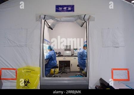 Coronavirus in China, Eindrücke aus HARBIN 210926 -- HARBIN, 26. September 2021 -- medizinische Mitarbeiter arbeiten in einem Labor für Nukleinsäuretests in Bayan County, Harbin, Provinz Heilongjiang im Nordosten Chinas, 25. September 2021. Insgesamt wurden drei temporäre Labore für Nukleinsäuretests im County gebaut. CHINA-HEILONGJIANG-BAYAN-COVID-19-LABS CN XIEXJIANFEI PUBLICATIONXNOTXINXCHN Stockfoto