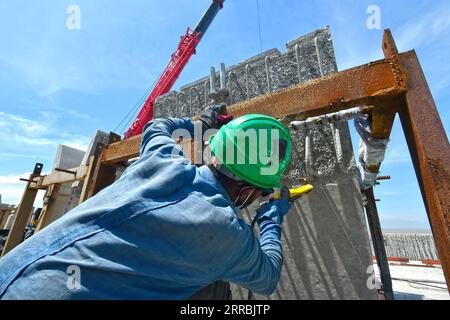 210926 -- MUNSHIGANJ, 26. September 2021 -- Ein Arbeiter arbeitet am 12. September 2021 auf einer Baustelle des Padma Mehrzweck-Brückenprojekts in Munshiganj am Stadtrand von Dhaka, Bangladesch. Für Bangladesch wird ein Traum wahr. Die Geschichte der Überquerung des mächtigen Padma-Flusses zwischen Dutzenden von Distrikten im Süden Bangladeschs und der Hauptstadt Dhaka nur mit Fähren oder Booten ist ein Ende Die als Dream Padma Bridge von Bangladesch bezeichnete Mega-Mehrzweck-Straße-Schiene-Brücke steht kurz vor ihrer Fertigstellung, nachdem die Arbeiter tonnenweise Hürden überwunden haben, darunter auch die Herausforderungen, die sich aus der COVID-19-Pandemie ergeben. Die Stockfoto