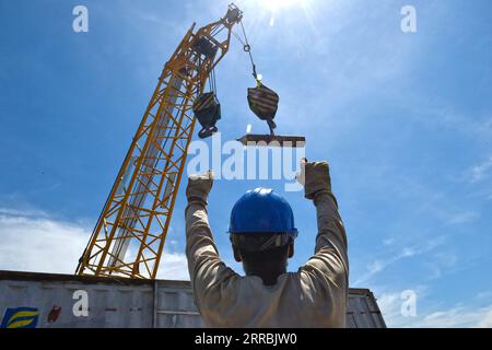 210926 -- MUNSHIGANJ, 26. September 2021 -- Ein Arbeiter arbeitet am 12. September 2021 auf einer Baustelle des Padma Mehrzweck-Brückenprojekts in Munshiganj am Stadtrand von Dhaka, Bangladesch. Für Bangladesch wird ein Traum wahr. Die Geschichte der Überquerung des mächtigen Padma-Flusses zwischen Dutzenden von Distrikten im Süden Bangladeschs und der Hauptstadt Dhaka nur mit Fähren oder Booten ist ein Ende Die als Dream Padma Bridge von Bangladesch bezeichnete Mega-Mehrzweck-Straße-Schiene-Brücke steht kurz vor ihrer Fertigstellung, nachdem die Arbeiter tonnenweise Hürden überwunden haben, darunter auch die Herausforderungen, die sich aus der COVID-19-Pandemie ergeben. Die Stockfoto