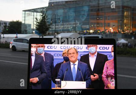 210926 -- BERLIN, 26. September 2021 -- das Foto vom 26. September 2021 zeigt Armin Laschet C, Frontmann der CDU und Kanzlerkandidat der CDU/CSU, während des Live-Streamings einer Kundgebung im Hauptquartier der CDU in Berlin. Die Mitte-Links-SPD führte bei den Bundestagswahlen am Sonntag leicht an, während ihr Hauptkonkurrent nach 16 Jahren im Amt von Bundeskanzlerin Angela Merkel auf ein Rekordtief abfiel, so Projektionen der öffentlich-rechtlichen Rundfunkanstalten. DEUTSCHLAND-BERLIN-FEDER Stockfoto