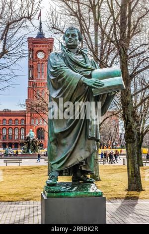 Martin Luther Reformer Statue Alexanderplatz Rathaus Rathaus Berlin Deutschland, vor der Marienkirche. Statue von Paul Martin Otto und Robert Toberen Stockfoto