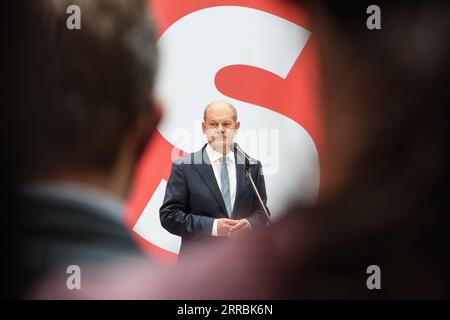 News Bilder des Tages 210927 -- BERLIN, 27. September 2021 -- Bundeskanzlerkandidat der SPD, Olaf Scholz, nimmt am 27. September 2021 an einer Pressekonferenz im Hauptquartier der SPD in Berlin Teil. OLAF Scholz, der Kanzlerkandidat der SPD Mitte-Links, sagte hier am Montag, dass er nach dem Sieg der SPD bei den knallharten Parlamentswahlen am Sonntag eine sogenannte Ampelkoalition mit der Grünen und der FDP anstreben werde. DEUTSCHLAND-BERLIN-BUNDESTAGSWAHL-SPD-PRESSEKONFERENZ SHANXYUQI PUBLICATIONXNOTXINXCHN Stockfoto