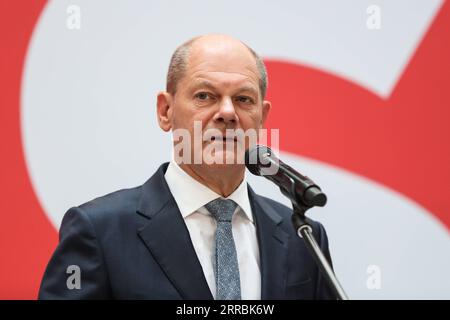 210927 -- BERLIN, 27. September 2021 -- Bundeskanzlerkandidat der SPD Olaf Scholz nimmt am 27. September 2021 an einer Pressekonferenz im Hauptquartier der SPD in Berlin Teil. OLAF Scholz, der Kanzlerkandidat der SPD Mitte-Links, sagte hier am Montag, dass er nach dem Sieg der SPD bei den knallharten Parlamentswahlen am Sonntag eine sogenannte Ampelkoalition mit der Grünen und der FDP anstreben werde. DEUTSCHLAND-BERLIN-BUNDESTAGSWAHL-SPD-PRESSEKONFERENZ SHANXYUQI PUBLICATIONXNOTXINXCHN Stockfoto