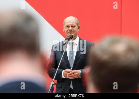 210927 -- BERLIN, 27. September 2021 -- Bundeskanzlerkandidat der SPD Olaf Scholz nimmt am 27. September 2021 an einer Pressekonferenz im Hauptquartier der SPD in Berlin Teil. Scholz sagte hier am Montag, dass er versuchen werde, eine sogenannte Ampelkoalition mit der Grünen Partei und der FDP zu bilden, nachdem die SPD am Sonntag die knallharten Parlamentswahlen gewonnen habe. DEUTSCHLAND-BERLIN-ELECTION-SPD-PRESSEKONFERENZ SHANXYUQI PUBLICATIONXNOTXINXCHN Stockfoto