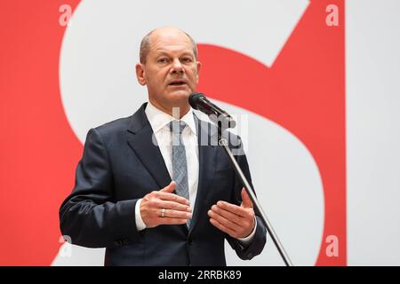 210927 -- BERLIN, 27. September 2021 -- Bundeskanzlerkandidat der SPD Olaf Scholz nimmt am 27. September 2021 an einer Pressekonferenz im Hauptquartier der SPD in Berlin Teil. Scholz sagte hier am Montag, dass er versuchen werde, eine sogenannte Ampelkoalition mit der Grünen Partei und der FDP zu bilden, nachdem die SPD am Sonntag die knallharten Parlamentswahlen gewonnen habe. DEUTSCHLAND-BERLIN-ELECTION-SPD-PRESSEKONFERENZ SHANXYUQI PUBLICATIONXNOTXINXCHN Stockfoto