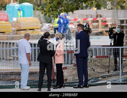 210927 -- BUKAREST, 27. September 2021 -- Europäische Kommissionspräsidentin Ursula von der Leyen 2nd R, Front, rumänischer Präsident Klaus Iohannis 1st R, Front und rumänischer Premierminister Florin Citu 2nd L, Front Besuchen Sie am 27. September 2021 das Notkrankenhaus der Universität Bukarest in Bukarest, Rumänien. Die Europäische Kommission hat beschlossen, dem Nationalen Wiederaufbau- und Resilienzplan Rumäniens grünes Licht zu geben, erklärte ihre Präsidentin Ursula von der Leyen am Montag hier eine gemeinsame Pressekonferenz mit dem rumänischen Präsidenten Klaus Iohannis und Premierminister Florin Citu. Foto: /Xinhua ROMANIA-BUKAREST-REC Stockfoto