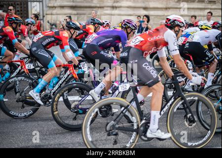 Die 12. Etappe der Vuelta a España, eines der führenden Radrennen im internationalen Kalender, erreicht Zaragoza, Aragon, Spanien, am 7. September Stockfoto