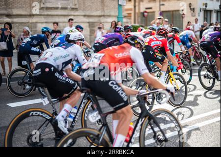 Die 12. Etappe der Vuelta a España, eines der führenden Radrennen im internationalen Kalender, erreicht Zaragoza, Aragon, Spanien, am 7. September Stockfoto