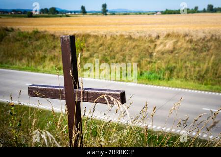 Straßenkreuz zum Gedenken an den Unfallort in der Nähe der Schnellstraße Schwarzer Punkt auf der Karte Gefahr auf der Straße sicheres Fahren Stockfoto