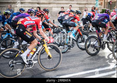 Die 12. Etappe der Vuelta a España, eines der führenden Radrennen im internationalen Kalender, erreicht Zaragoza, Aragon, Spanien, am 7. September Stockfoto