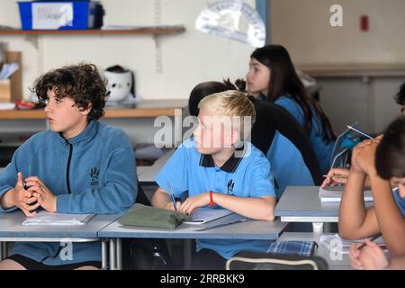 210928 -- WELLINGTON, 28. September 2021 -- Schüler besuchen eine Chinaklasse an der Evans Bay Intermediate School in Wellington, Neuseeland, 27. September 2021. Der Eröffnungsempfang der Neuseeland Chinese Language Week fand am Montagabend im Beehive, dem Executive Wing des Parlamentsgebäudes in Wellington, statt. Von Sonntag bis Samstag bietet Neuseeland eine Vielzahl an farbenfrohen Aktivitäten, wie das Erlernen der chinesischen Sprache und des chinesischen Kungfu, das Genießen chinesischer Volksmusik, das Erleben chinesischer Küche, chinesische Kalligraphie-Workshops und chinesische Löwen-Tanzaufführungen. NEUSEELAND-WELLINGTON-C Stockfoto