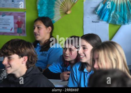 210928 -- WELLINGTON, 28. September 2021 -- Schüler besuchen eine Chinaklasse an der Evans Bay Intermediate School in Wellington, Neuseeland, 27. September 2021. Der Eröffnungsempfang der Neuseeland Chinese Language Week fand am Montagabend im Beehive, dem Executive Wing des Parlamentsgebäudes in Wellington, statt. Von Sonntag bis Samstag bietet Neuseeland eine Vielzahl an farbenfrohen Aktivitäten, wie das Erlernen der chinesischen Sprache und des chinesischen Kungfu, das Genießen chinesischer Volksmusik, das Erleben chinesischer Küche, chinesische Kalligraphie-Workshops und chinesische Löwen-Tanzaufführungen. NEUSEELAND-WELLINGTON-C Stockfoto