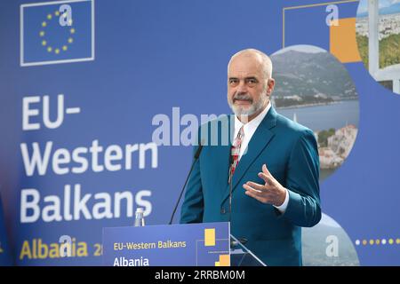 210929 -- TIRANA, 29. September 2021 -- der albanische Premierminister EDI Rama spricht während einer gemeinsamen Pressekonferenz mit der amtierenden Präsidentin der Europäischen Kommission Ursula von der Leyen in Tirana, Albanien, 28. September 2021. Foto: /Xinhua ALBANIA-TIRANA-EU-URSULA VON DER LEYEN-VISIT GentxOnuzi PUBLICATIONxNOTxINxCHN Stockfoto