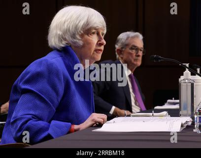 210928 -- WASHINGTON, 28. September 2021 -- die US-Finanzministerin Janet Yellen L bezeugt während einer Anhörung des Senate Banking, Housing, and Urban Affairs Committee in Washington, D.C., USA, am 28. September 2021. Die US-Finanzministerin Janet Yellen sagte am Dienstag, dass die US-Gesetzgeber bis zum 18. Oktober die Schuldengrenze anheben oder aussetzen müssen, bevor erwartet wird, dass die Vereinigten Staaten bei den Staatsschulden in Verzug geraten. Via Xinhua U.S.-WASHINGTON, D.C.-DEBT LIMIT-JANET YELLEN KevinxDietsch/Pool PUBLICATIONxNOTxINxCHN Stockfoto