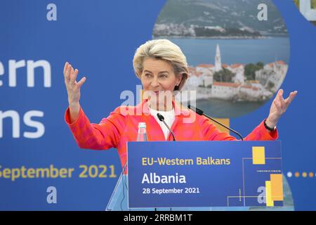 News Bilder des Tages 210929 -- TIRANA, 29. September 2021 -- Besuchspräsidentin der Europäischen Kommission Ursula von der Leyen spricht während einer gemeinsamen Pressekonferenz mit dem albanischen Premierminister EDI Rama in Tirana, Albanien, 28. September 2021. Foto: /Xinhua ALBANIA-TIRANA-EU-URSULA VON DER LEYEN-VISIT GentxOnuzi PUBLICATIONxNOTxINxCHN Stockfoto