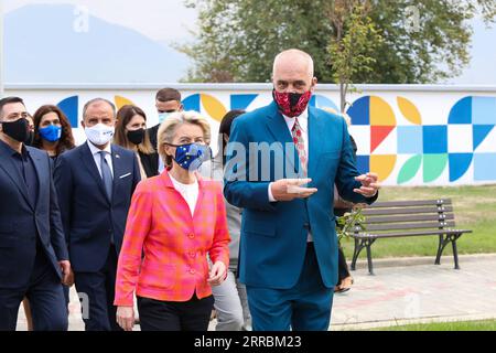 210929 -- TIRANA, 29. September 2021 -- albanischer Premierminister EDI Rama R, Front- und Visiting-Präsidentin der Europäischen Kommission Ursula von der Leyen L, Front Leave nach einer gemeinsamen Pressekonferenz in Tirana, Albanien, 28. September 2021. Foto: /Xinhua ALBANIA-TIRANA-EU-URSULA VON DER LEYEN-VISIT GentxOnuzi PUBLICATIONxNOTxINxCHN Stockfoto