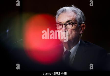 210929 -- WASHINGTON, 29. September 2021 -- der Vorsitzende der US-Notenbank, Jerome Powell, bezeugt eine Anhörung vor dem Bankenausschuss des Senats in Washington, D.C., USA, 28. September 2021. Powell sagte am Dienstag, dass der Inflationsdruck angesichts von Angebotsengpässen länger anhalten könnte als erwartet. U.S.-WASHINGTON, D.C.-FEDERAL RESERVE CHAIRMAN-HEARING KevinxDietsch/PoolxviaxXinhua PUBLICATIONxNOTxINxCHN Stockfoto