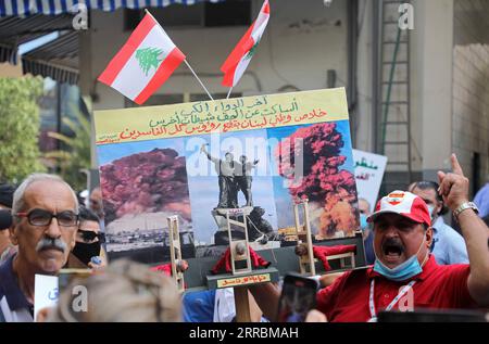 210929 -- BEIRUT, 29. September 2021 -- Angehörige der Opfer der Beirut-Hafenexplosion nehmen am 29. September 2021 an einem Protest in der Nähe des Justizpalastes in Beirut, Libanon, Teil. Hunderte Libanesen, darunter auch Familien von Opfern, die bei den tödlichen Explosionen im Hafen von Beirut im vergangenen Jahr getötet wurden, demonstrierten am Mittwoch gegen die Aussetzung der Untersuchung der Explosionen, berichtete die nationale Nachrichtenagentur. LIBANON-BEIRUT-BLASTS INVESTIGATION-PROTEST BilalxJawich PUBLICATIONxNOTxINxCHN Stockfoto