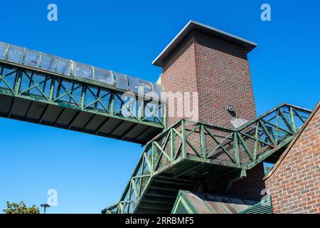 Windsor, Berkshire, Großbritannien. September 2023. Die aktuelle Fußgängerbrücke (im Bild) vom Alexandra Coach Park, die zum Windsor Hauptbahnhof und Einkaufszentrum in Windsor, Berkshire, führt. Die Gegend ist schäbig und muss dringend renoviert werden. Daher wird davon ausgegangen, dass die Arbeiten in vier Monaten einschließlich der Weihnachtszeit stattfinden werden. Das vorgeschlagene Upgrade der Fußgängerbrücke hat einen Sturm auf Facebook verursacht. Einige lokale Unternehmen, die in den Eisenbahnbögen unterhalb der Fußgängerbrücke und im Einkaufsviertel ansässig sind, werden über den Zeitpunkt und die Dauer der Arbeiten als unzufrieden bezeichnet. Sie behaupten, da sei h Stockfoto