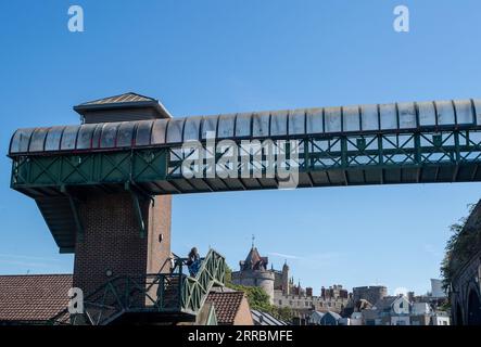 Windsor, Berkshire, Großbritannien. September 2023. Die aktuelle Fußgängerbrücke (im Bild) vom Alexandra Coach Park, die zum Windsor Hauptbahnhof und Einkaufszentrum in Windsor, Berkshire, führt. Die Gegend ist schäbig und muss dringend renoviert werden. Daher wird davon ausgegangen, dass die Arbeiten in vier Monaten einschließlich der Weihnachtszeit stattfinden werden. Das vorgeschlagene Upgrade der Fußgängerbrücke hat einen Sturm auf Facebook verursacht. Einige lokale Unternehmen, die in den Eisenbahnbögen unterhalb der Fußgängerbrücke und im Einkaufsviertel ansässig sind, werden über den Zeitpunkt und die Dauer der Arbeiten als unzufrieden bezeichnet. Sie behaupten, da sei h Stockfoto