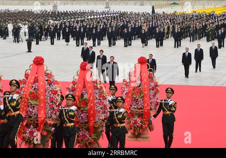 210930 -- PEKING, 30. September 2021 -- Xi Jinping und andere Führer der Kommunistischen Partei Chinas und des Staates, einschließlich Li Keqiang, Li Zhanshu, Wang Yang, Wang Huning, Zhao Leji, Han Zheng und Wang Qishan nehmen an einer Zeremonie Teil, bei der gefallene nationale Helden auf dem Tian-Anmen-Platz in Peking, der Hauptstadt von China, am 30. September 2021 in floraler Form geehrt werden. Die Veranstaltung fand anlässlich des chinesischen Märtyrertages statt, einen Tag vor dem Nationalfeiertag. CHINA-BEIJING-LEADERS-MARTYRS DAY-CEREMONY CN ZHANGXLING PUBLICATIONXNOTXINXCHN Stockfoto