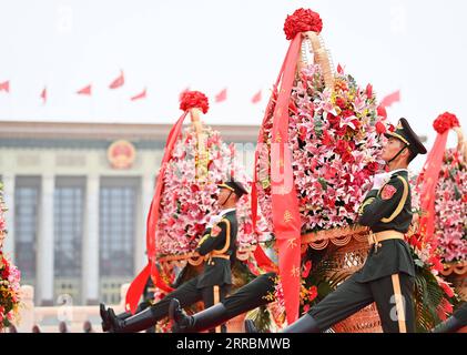 210930 -- PEKING, 30. September 2021 -- Auf dem Tian-Anmen-Platz wird anlässlich des Märtyrertages in Peking, der Hauptstadt von China, am 30. September 2021 Eine Zeremonie abgehalten, die gefallenen nationalen Helden Eine florale Hommage darbietet. CHINA-PEKING-MÄRTYRER TAG ZEREMONIE CN LIXXIANG PUBLICATIONXNOTXINXCHN Stockfoto