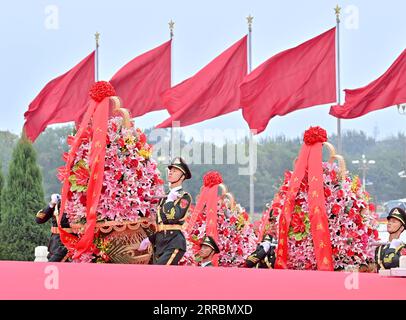 210930 -- PEKING, 30. September 2021 -- Auf dem Tian-Anmen-Platz wird anlässlich des Märtyrertages in Peking, der Hauptstadt von China, am 30. September 2021 Eine Zeremonie abgehalten, die gefallenen nationalen Helden Eine florale Hommage darbietet. CHINA-PEKING-MÄRTYRER TAG ZEREMONIE CN YUEXYUEWEI PUBLICATIONXNOTXINXCHN Stockfoto