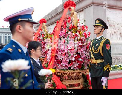 210930 -- PEKING, 30. September 2021 -- Auf dem Tian-Anmen-Platz wird anlässlich des Märtyrertages in Peking, der Hauptstadt von China, am 30. September 2021 Eine Zeremonie abgehalten, die gefallenen nationalen Helden Eine florale Hommage darbietet. CHINA-PEKING-MÄRTYRER TAG ZEREMONIE CN ZHAIXJIANLAN PUBLICATIONXNOTXINXCHN Stockfoto