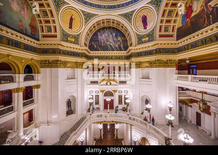 HARRISBURG, PENNSYLVANIA - 23. NOVEMBER 2016: Das Pennsylvania State Capitol aus der Rotunde. Stockfoto