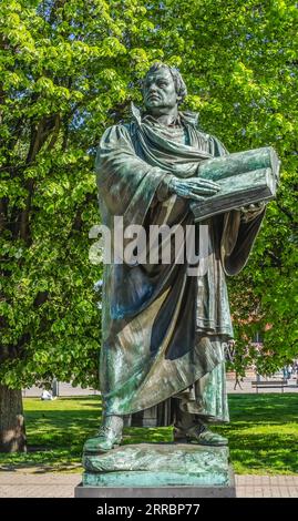 Martin Luther Reformer Statue Alexanderplatz Rathaus Rathaus Berlin Deutschland, vor der Marienkirche. Statue von Paul Martin Otto und Robert Toberen Stockfoto