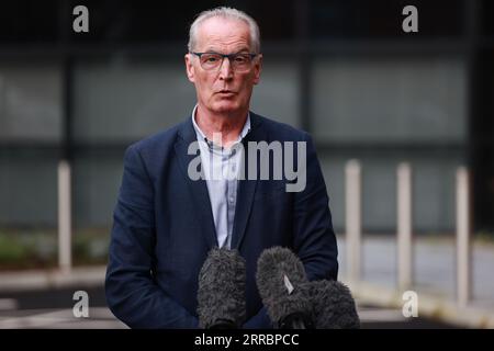 Sinn fein MLA Gerry Kelly spricht nach einem Treffen in Belfast mit den Medien, um die Rekrutierung eines neuen Chief Constables für den Polizeidienst Nordirlands zu diskutieren. Simon Byrne trat nach einer Reihe von Kontroversen, einschließlich einer Datenschutzverletzung, die persönliche Daten von Beamten und Mitarbeitern offenbarte, als Chief Constable zurück. Bilddatum: Donnerstag, 7. September 2023. Stockfoto