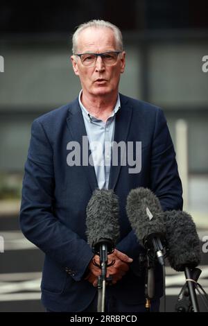 Sinn fein MLA Gerry Kelly spricht nach einem Treffen in Belfast mit den Medien, um die Rekrutierung eines neuen Chief Constables für den Polizeidienst Nordirlands zu diskutieren. Simon Byrne trat nach einer Reihe von Kontroversen, einschließlich einer Datenschutzverletzung, die persönliche Daten von Beamten und Mitarbeitern offenbarte, als Chief Constable zurück. Bilddatum: Donnerstag, 7. September 2023. Stockfoto