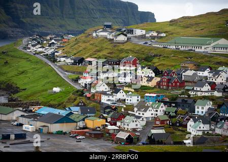 Bunte Häuser säumen den Hügel im Dorf EI∂i auf der Insel Eysturoy auf den Färöern. Stockfoto