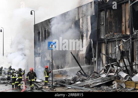 Bilder des Jahres 2021, News 10 Oktober News Themen der Woche KW39 News Bilder des Tages 211003 -- MAILAND, 3. Oktober 2021 -- Feuerwehrleute arbeiten an einem Flugzeugabsturz in Mailand, Italien, 3. Oktober 2021. Mindestens sechs Menschen starben, nachdem ein kleines Flugzeug am Sonntag in San Donato im Vorort Mailand abgestürzt war. STR/SPOT NEWSITALY-MILAN-FLUGZEUGCRASH Xinhua PUBLICATIONxNOTxINxCHN Stockfoto