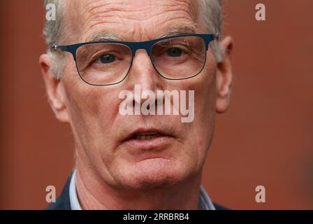 Sinn fein MLA Gerry Kelly spricht nach einem Treffen in Belfast mit den Medien, um die Rekrutierung eines neuen Chief Constables für den Polizeidienst Nordirlands zu diskutieren. Simon Byrne trat nach einer Reihe von Kontroversen, einschließlich einer Datenschutzverletzung, die persönliche Daten von Beamten und Mitarbeitern offenbarte, als Chief Constable zurück. Bilddatum: Donnerstag, 7. September 2023. Stockfoto