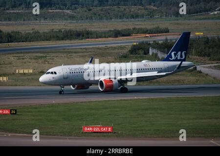Helsinki/Finnland - 7. SEPTEMBER 2023: Helsinki-Vantaa Airport EFHK. Ein Airbus A320, der von Scandinavian Airlines SAS betrieben wird, fährt am Flughafen Helsinki Stockfoto