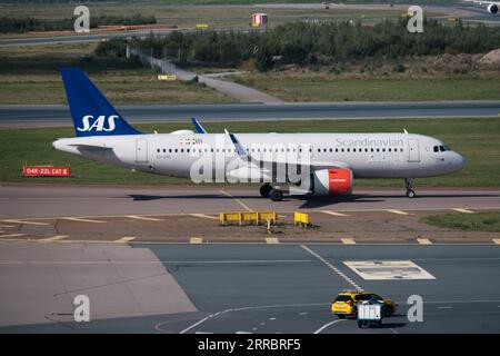 Helsinki/Finnland - 7. SEPTEMBER 2023: Helsinki-Vantaa Airport EFHK. Ein Airbus A320, der von Scandinavian Airlines SAS betrieben wird, fährt am Flughafen Helsinki Stockfoto