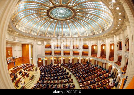 211005 -- BUKAREST, 5. Oktober 2021 -- Foto aufgenommen am 5. Oktober 2021 zeigt einen Blick auf den Parlamentssaal während einer Misstrauensabstimmung gegen Rumäniens Premierminister Florin Citu in Bukarest, Rumänien. Die rumänische Koalitionsregierung unter der Führung von Premierminister Florin Citu brach am Dienstag zusammen und verlor einen Mißtrauensantrag, der von der wichtigsten oppositionellen Sozialdemokratischen Partei PSD initiiert und von allen Oppositionen im parlament sowie der zweitgrößten Partei der neu aufgespaltenen Regierungskoalition unterstützt wurde. Der Antrag wurde mit 281 Ja-Stimmen angenommen, viel mehr als das erforderliche Minimum von 234, oder 50 Prozent plus 1 in Stockfoto