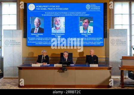 211005 -- STOCKHOLM, 5. Oktober 2021 -- Porträts der 2021 Nobelpreisträger in Physik Syukuro Manabe L, Klaus Hasselmann C und Giorgio Parisi werden auf einem Bildschirm während der Preisankündigung in Stockholm, Schweden, am 5. Oktober 2021 gesehen. Der Nobelpreis für Physik 2021 wird von drei Wissenschaftlern gemeinsam verliehen, wie die Königlich Schwedische Akademie der Wissenschaften am Dienstag mitteilte. Die Königlich Schwedische Akademie der Wissenschaften hat beschlossen, den Nobelpreis für Physik 2021 für bahnbrechende Beiträge zu unserem Verständnis komplexer physikalischer Systeme zu vergeben, wobei eine Hälfte gemeinsam an Syukuro Manabe und Klaus Hasselmann für die Verleihung des Preises vergeben wird Stockfoto