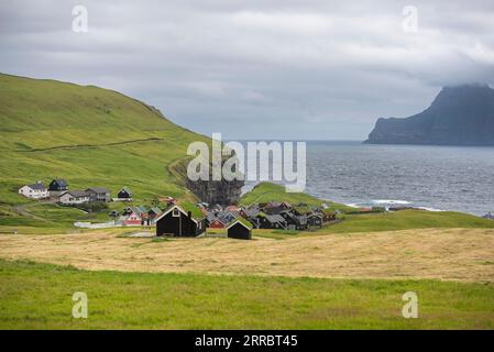 Das kleine Dorf Gjogv überfüllt das Meer an der nordöstlichen Ecke der Insel Eysturoy auf den Färöern. Stockfoto