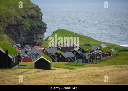 Das kleine Dorf Gjogv überfüllt das Meer an der nordöstlichen Ecke der Insel Eysturoy auf den Färöern. Stockfoto