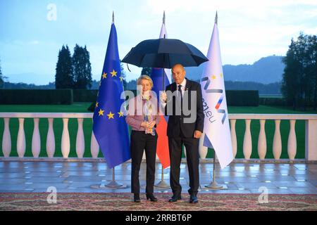 News Themen der Woche KW40 News Bilder des Tages 211006 -- KRANJ, 6. Oktober 2021 -- der slowenische Premierminister Janez Jansa R begrüßt die Präsidentin der Europäischen Kommission Ursula von der Leyen während eines informellen Arbeitsessens des Europäischen Rates am Vorabend des Gipfeltreffens EU-Westbalkan in Kranj (Slowenien) am 5. Oktober 2021. Die Staats- und Regierungschefs der Europäischen Union führten am Dienstag eine strategische Diskussion über die Rolle des Blocks auf der internationalen Bühne im Lichte der jüngsten Entwicklungen in Afghanistan, der AUKUS-Sicherheitspartnerschaft und der Entwicklung der Beziehungen der EU zu China. Europäische Union/Handout über SLOVENI Stockfoto