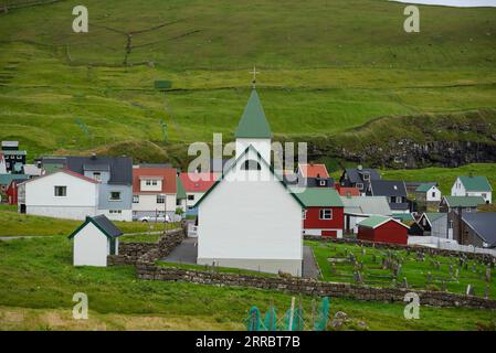 Das kleine Dorf Gjogv und seine Kirche bevölkern das Meer an der nordöstlichen Ecke der Insel Eysturoy auf den Färöern. Stockfoto